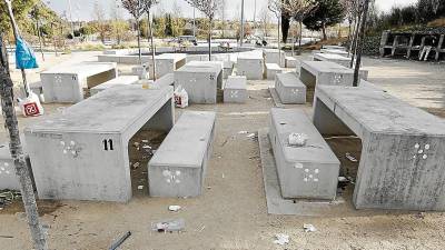 La zona de pícnic está llena de botellas y bandejas vacías de plástico. FOTO: Pere Ferré