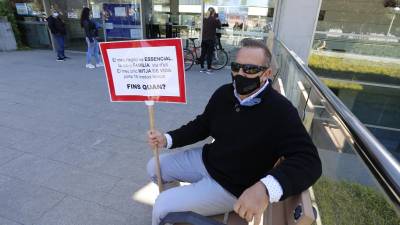 Eduardo Abenójar, durante su protesta en forma de huelga de hambre ante el Ayuntamiento. FOTO: P. FERRÉ