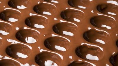 Imagen de archivo de la fabricación de chocolatinas. EFE