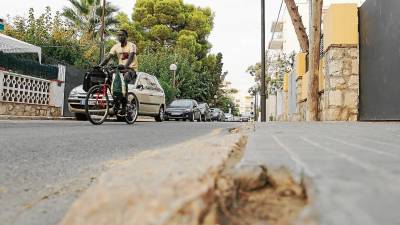 La voluntad del consistorio es impulsar mejoras en las zonas con más carencias en la vía pública. FOTO: Alba Mariné