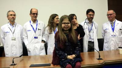 Íria, que ha sido trasplantada de corazón, hígado y riñón, junto a su madre y al equipo médico. FOTO: ACN