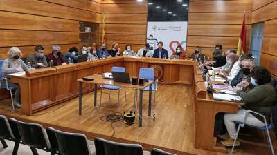 El pleeno de El Vendrell antes de la marcha de los concejales.