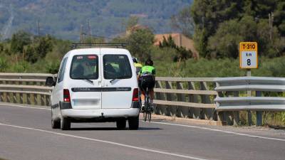 En este punto kilométrico el coche arrolló a dos ciclistas de 55 y 60 años. FOTO: ACN