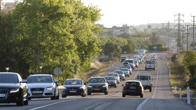 Los vecinos sufren el paso de miles de coches junto a sus casas.