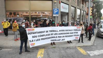 Un grupo de trabajadores se concentró ayer ante el Departament de Treball i Afers socials. FOTO: ALBA MARINÉ