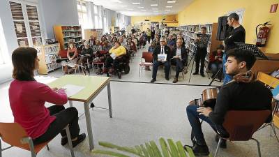 Raquel Saavedra, directora de la ONCE, leyendo un poema en braille, este jueves en la Biblioteca pública de TGN. Foto: pere ferré