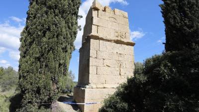 En la parte superior de la torre se puede observar uno de los sillares desplazado tras el impacto de un rayo. Foto: Pere Ferré