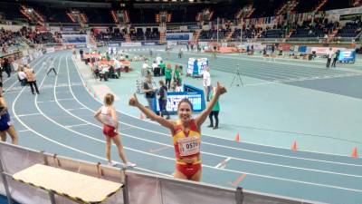 Marta Camps, festejando su éxito en la pista de Torun. FOTO: Guillermo Alonso