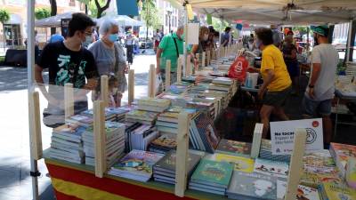 L'esperit de Sant Jordi ha tornat aquest dijous a la Rambla Nova de Tarragona amb mitja dotzena de parades de llibres i roses. Foto: ACN