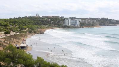 El aspecto de la playa Llarga de Salou ayer por la mañana. FOTO: Alba Mariné