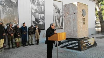 Acte davant del monument a la concòrdia i la reconciliació a Gandesa. FOTO: ADAR