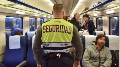 Imagen de archivo de un vigilante de seguridad patrullando por el interior de un vagón de tren. FOTO: A.G.