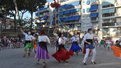 El Ball de Gitanes de Torredembarra realizando su actuación durante la Festa Major del Quadre de Santa Rosalia, el pasado mes de julio, en la pista del Patronat Antoni Roig. FOTO: anna f. - Aj. Torredembarra