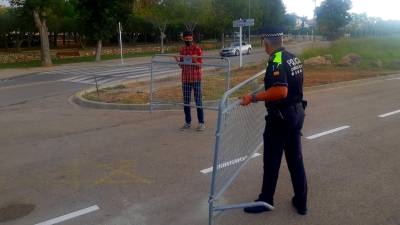 Herminia Peig, amb més de 35 anys en el sector, acompanyada pel dissenyador i patronista Marc Vidal al seu taller a Vilalba dels Arcs FOTO: TERRA ALTA MÉS