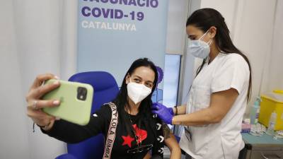 Vacunación con dosis de AstraZeneca, ayer en el CAP Nou Tarraco. FOTO: PERE FERRÉ