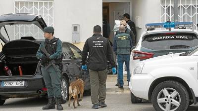 La Guardia Civil y miembros de la policía científica entrando en el domicilio. FOTO: Joan Revillas