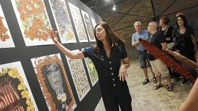 La dissenyadora Maria Montes mostra les seves obres sobre còctels durant la visita guiada. Foto: Pere Ferré