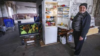 El antiguo taller no tiene agua, pero sí luz y mobiliario como de una vivienda. foto: àngel ullate