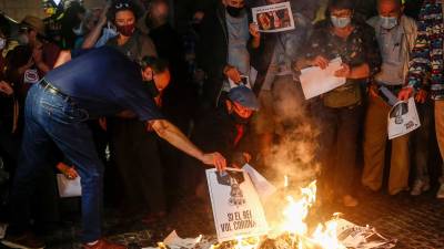 «Quema popular» de fotos del rey organizada por la ANC, en Barcelona. foto: quique garcía/efe