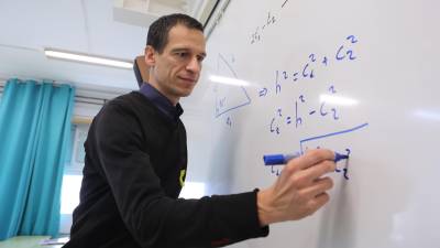 Francesc Gassó, en un aula del Institut Martí i Franquès de Tarragona, donde imparte clases de Matemáticas. FOTO: alba mariné