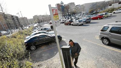 Una de las explanadas de delante del hospital es un párking de zona naranja. Cuesta solamente un euro al día y siempre está lleno. FOTO: Pere Ferré