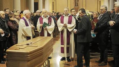 El funeral del tarraconense Albert Abelló dejó pequeña la iglésia de Sant Pau. FOTO: Lluís Milián