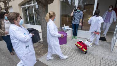 La llegada de las primeras dosis a la residencia Natzaret de Móra d’Ebre, el domingo. FOTO: JOAN REVILLAS