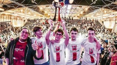 Alejandro Oyonate levantando la copa de ganador de la LVP junto a sus compañeros de equipo