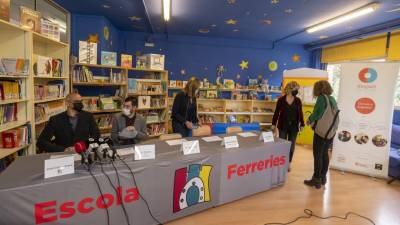 Un grup de nenes i nens en una classe ahir al matí a l’Escola Ferreries de Tortosa. FOTO: JOAN REVILLAS