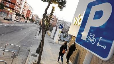 Las empresas ya han instalado los aparcamientos en diferentes puntos de la ciudad. FOTO: PERE FERRÉ