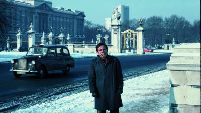 El periodista i escriptor Lluís Foix davant de Buckingham Palace quan era corresponsal.