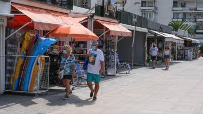 Varios turistas paseando este pasado viernes por una calle de Salou, prácticamente vacía.FOTO: FABIÁN ACIDRES