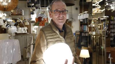 Vicente Palau, esta semana, en el interior de la tienda.  FOTO: PERE FERRÉ