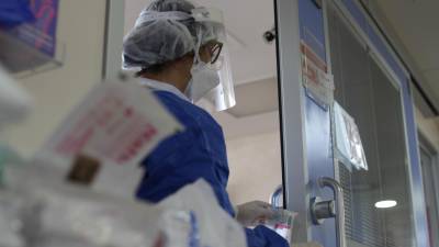 Una sanitaria en la UCI del Hospital Verge de la Cinta de Tortosa, durante la emergencia sanitaria por la Covid-19. Foto: ICS Ebre