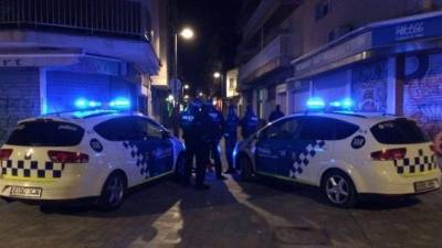 Un control de la Policía Local en la calle Monturiol de Calafell.