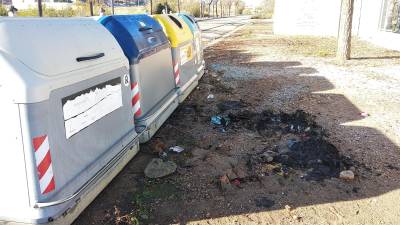 Esta mañana, los contenedores dañados estaban ya repuestos. En los situados delante de la Escola Ponent se podían ver restos quemados. Foto: Àngel Juanpere