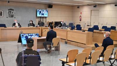 Imagen del juicio a los dos mossos que acompañaron a Puigdemont. EFE