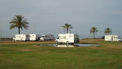 Imagen de archivo de autocaravanas en el terreno.