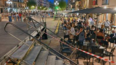 El escenario y los andamios ya conviven con las terrazas en la plaza. FOTO: ALFREDO GONZÁLEZ