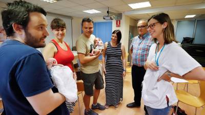 Eloi, con Kai en brazos, Esther, Miguel, con Héctor y Judith junto al psicopedagogo Joan Torralba y la llevadora Cristina Rebollo. FOTO: Pere Ferré