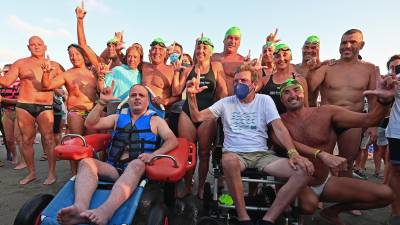 Jordi Cervera y el grupo de ‘Malalts d’aigua’ nadaron para recaudar fondos para investigar la ELA. foto: A.G.