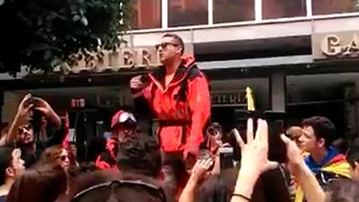 Uno de los bomberos pidiendo a los manifestantes «marcharse» del lugar.