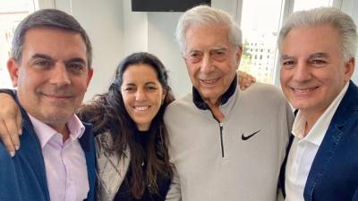 Mario Vargas Llosa a su salida del hospital, en la foto que ha publicado su hija en Twitter. Foto: @morganavll