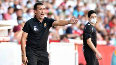 Raül Agné en el banquillo del Nou Estadi dando instrucciones. FOTO: ALFREDO GONZÁLEZ