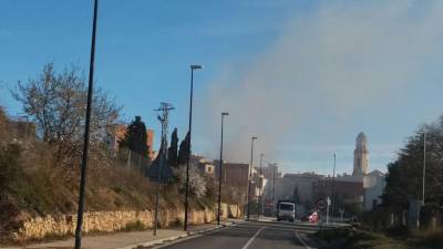 L'incendi ha provocat una gran columna de fum que es veu des de fora del municipi. Foto: Àngel Juanpere