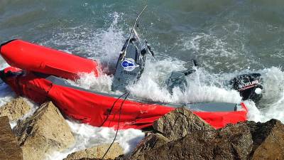 La lancha acabó chocando contra las rocas. FOTO: DT