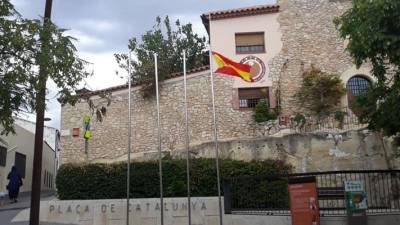 La bandera española en uno de los mástiles. FOTO: SARA VIÑAS