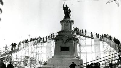 El monumento a Roger de Llúria fue restaurado el año 1985. Cuatro años más tarde, coincidiendo con la celebración de su centenario, se instaló una pasarela metálica en el Balcó del Mediterrani para que los ciudadanos pudiesen contemplar de cerca la enorme escultura de bronce, obra del escultor Fèlix Ferrer y Galceran. Foto: DT