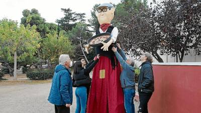 Miembros de la Colla Gegantera del barrio Gaudí con el gigante Marcelino (i). FOTO: ALBA MARINÉ