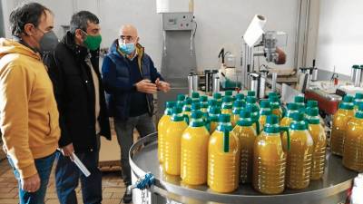 El president de la Cooperativa de Valls, el gerent i el regidor de Comerç, visitant la producció. FOTO: DT